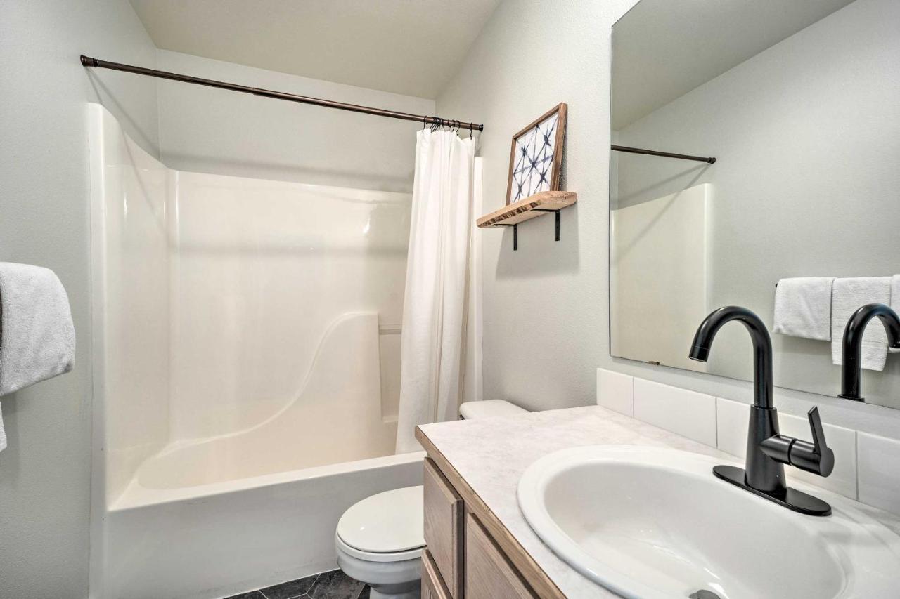 Chic Chelan Condo With Balcony, Walk To Lake And Dtwn! 外观 照片